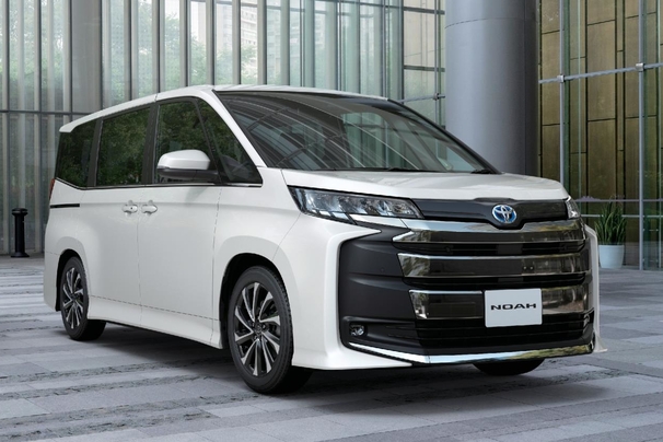 左からヴォクシー HYBRID S-Z