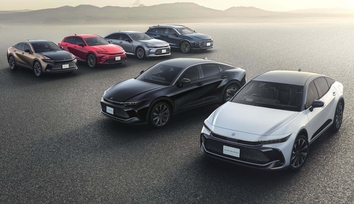 （前列右）：特別仕様車 CROSSOVER RS “THE 70th” （ベース車両はCROSSOVER RS）