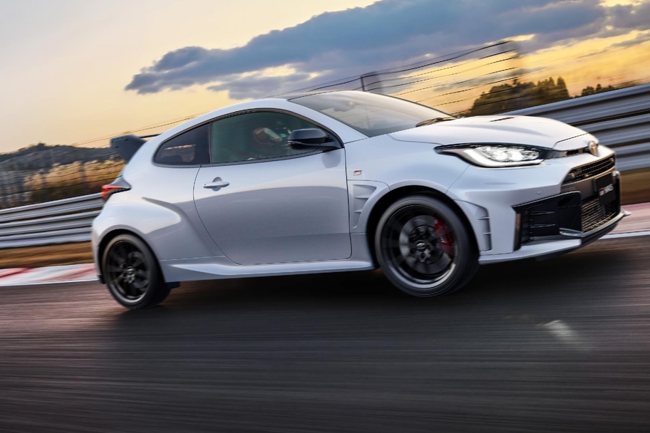 RZ“High performance” + Aero performance package［GR-DAT（8AT・4WD）］