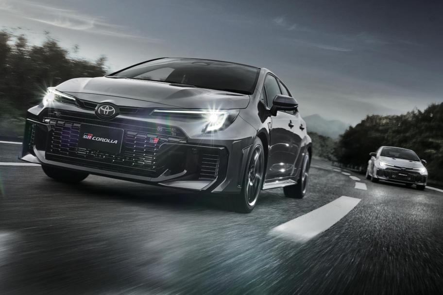 （左）：RZ［GR-DAT（8AT・4WD）］